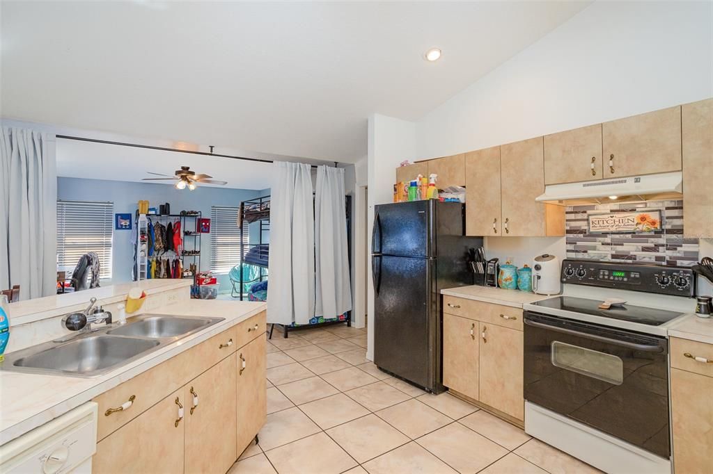 For Sale: $290,000 (3 beds, 2 baths, 1924 Square Feet)