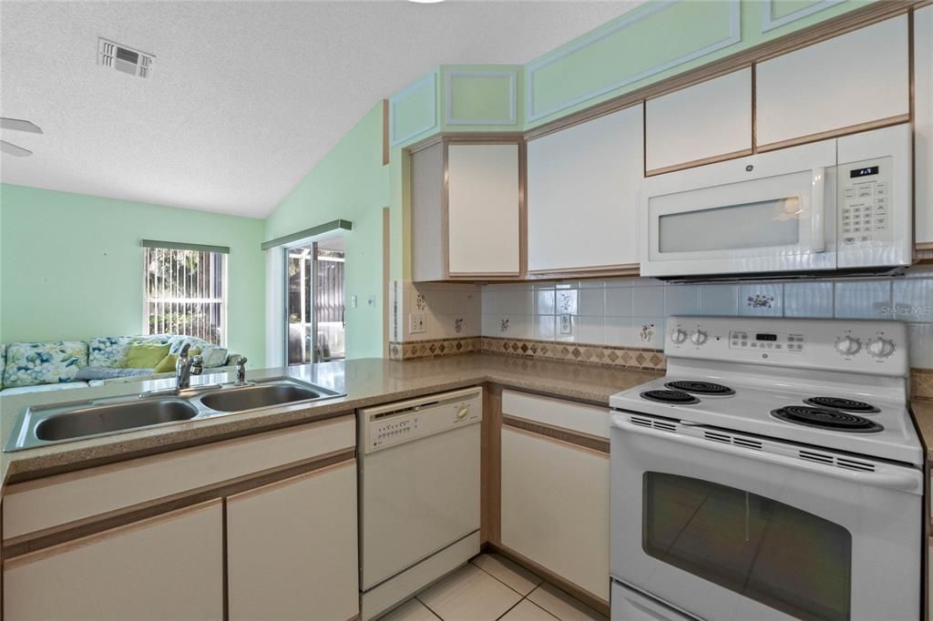 For Sale: $299,900 (2 beds, 2 baths, 1893 Square Feet)