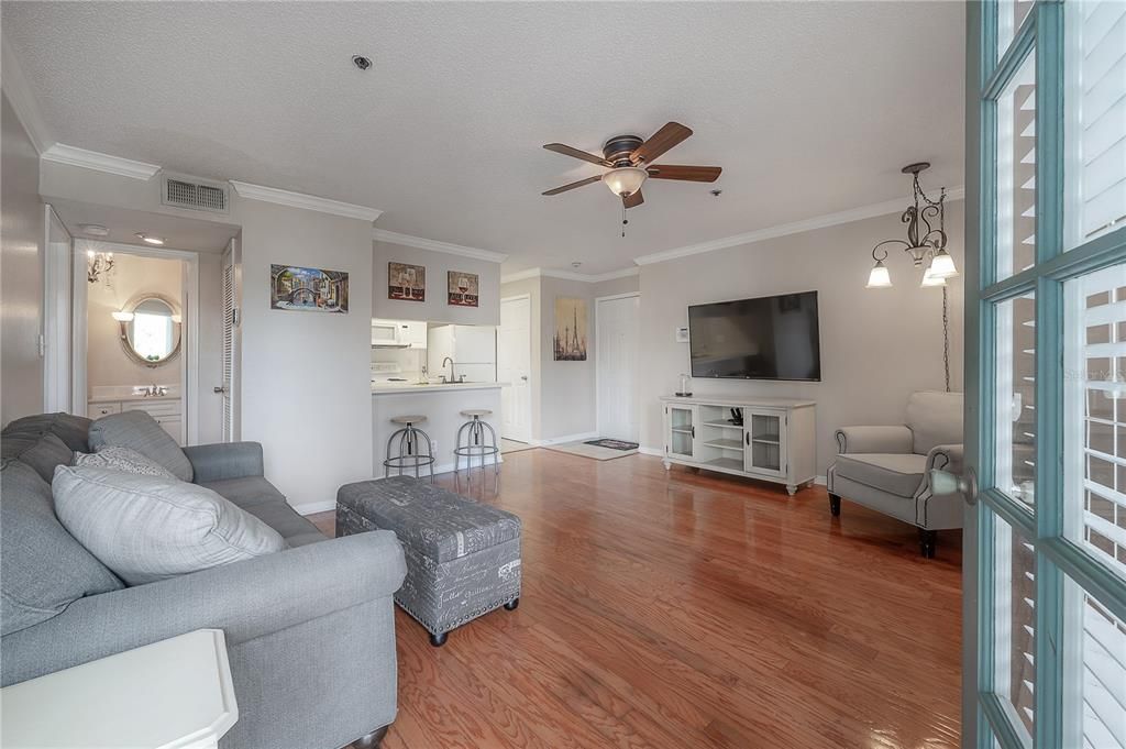 For Sale: $229,000 (1 beds, 1 baths, 666 Square Feet)