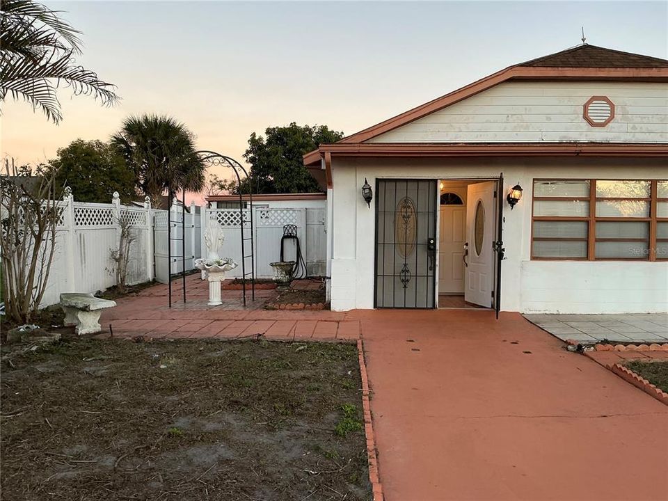 For Sale: $335,000 (2 beds, 1 baths, 1469 Square Feet)