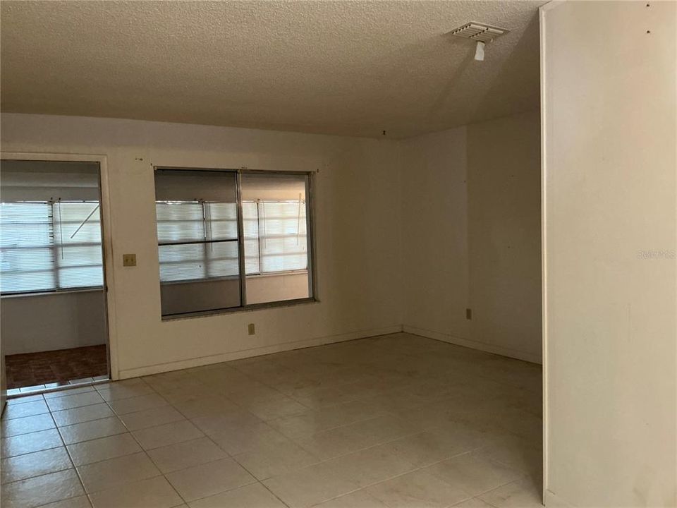 For Sale: $335,000 (2 beds, 1 baths, 1469 Square Feet)