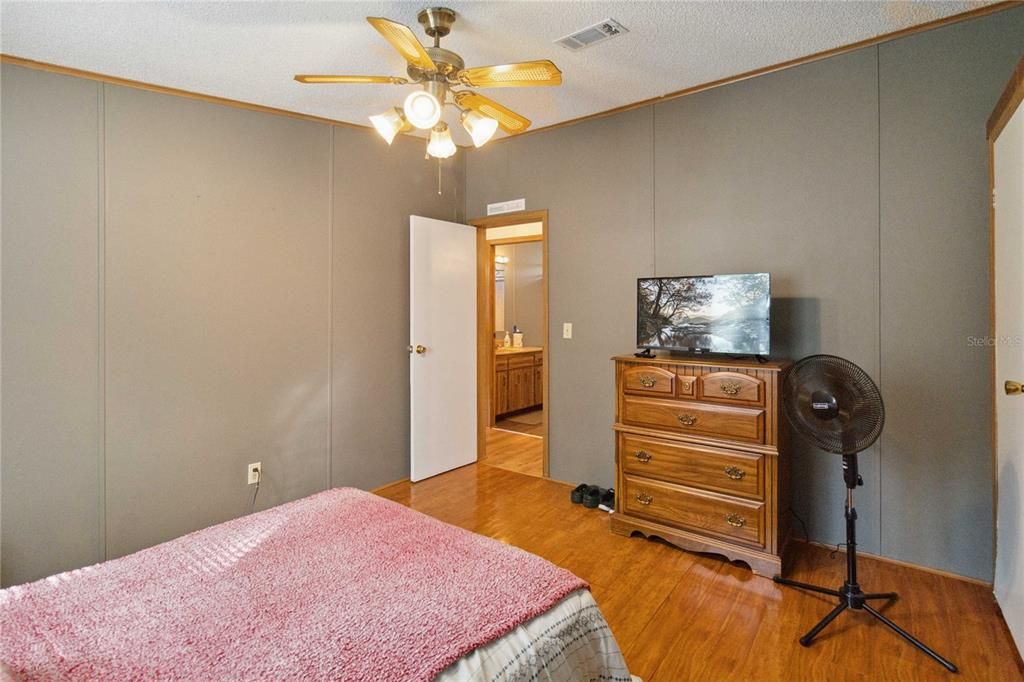 For Sale: $165,500 (3 beds, 2 baths, 1636 Square Feet)