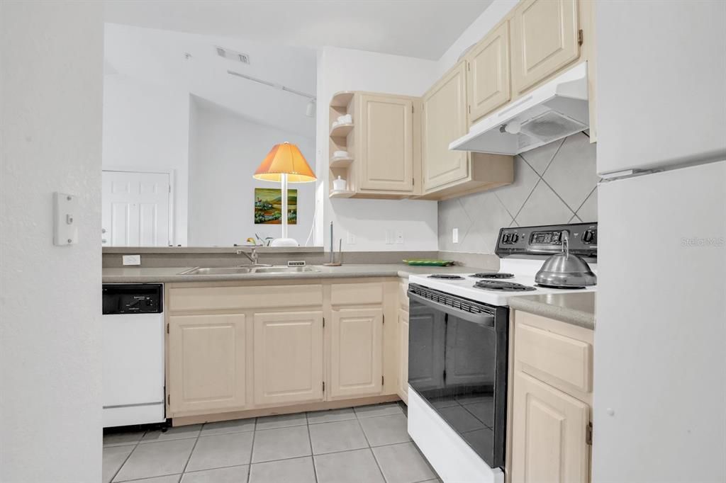 For Sale: $210,000 (2 beds, 1 baths, 901 Square Feet)