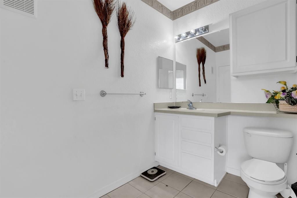 For Sale: $210,000 (2 beds, 1 baths, 901 Square Feet)