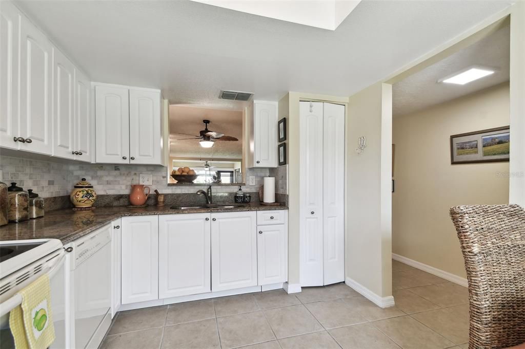 For Sale: $275,000 (2 beds, 2 baths, 1150 Square Feet)