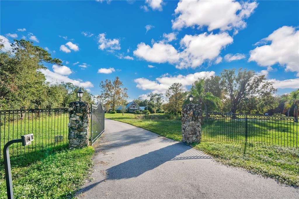 For Sale: $1,000,000 (5 beds, 3 baths, 4553 Square Feet)