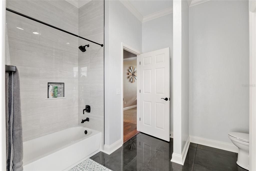 HALL BATH TUB/SHOWER