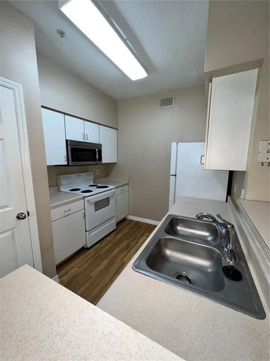 For Sale: $213,750 (1 beds, 1 baths, 867 Square Feet)