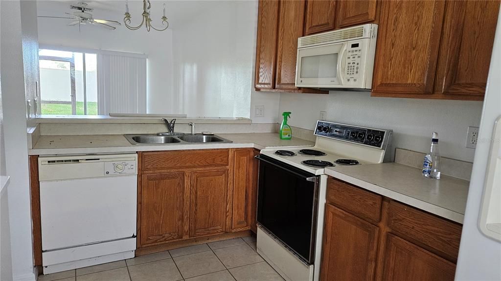 For Sale: $249,900 (2 beds, 2 baths, 988 Square Feet)