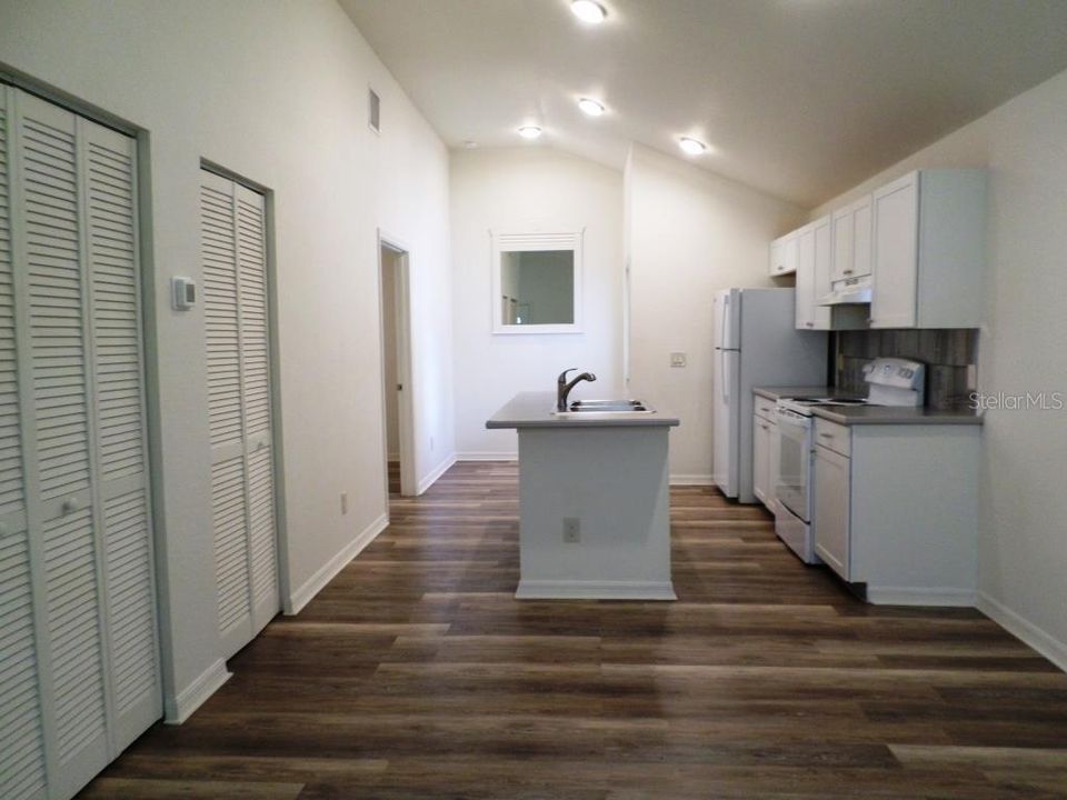 Active With Contract: $179,000 (2 beds, 2 baths, 825 Square Feet)