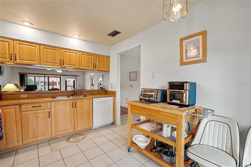 For Sale: $359,000 (2 beds, 2 baths, 1213 Square Feet)