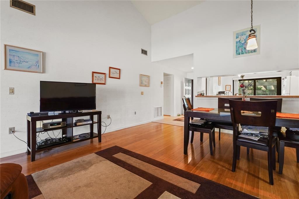 For Sale: $359,000 (2 beds, 2 baths, 1213 Square Feet)