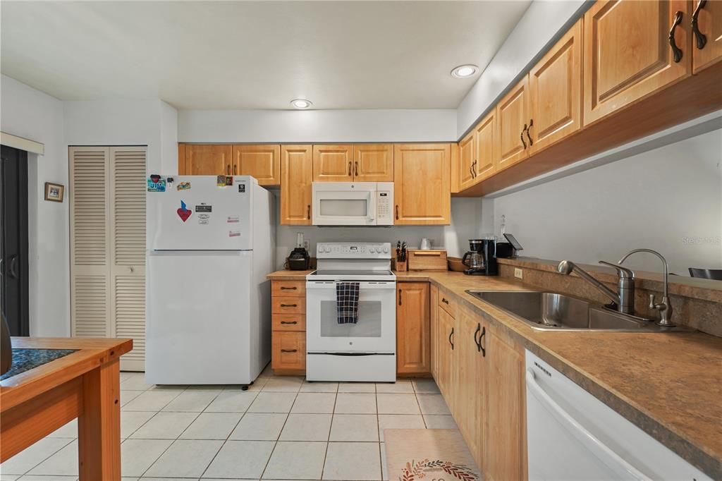 For Sale: $359,000 (2 beds, 2 baths, 1213 Square Feet)