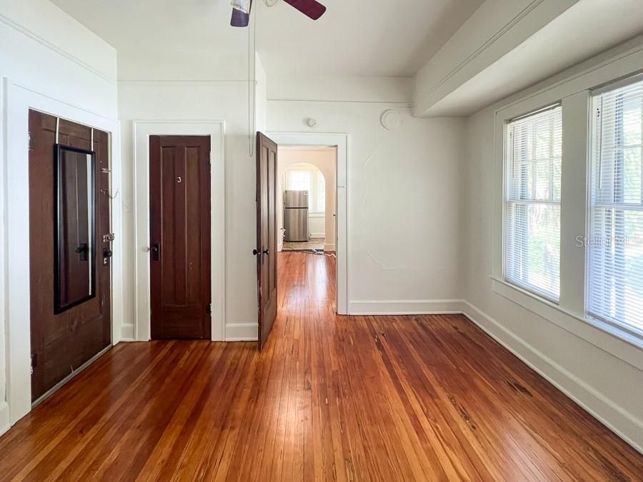 For Rent: $1,175 (1 beds, 1 baths, 850 Square Feet)