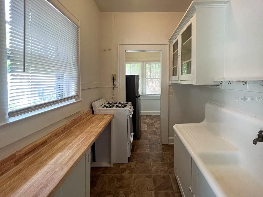 For Rent: $1,175 (1 beds, 1 baths, 850 Square Feet)