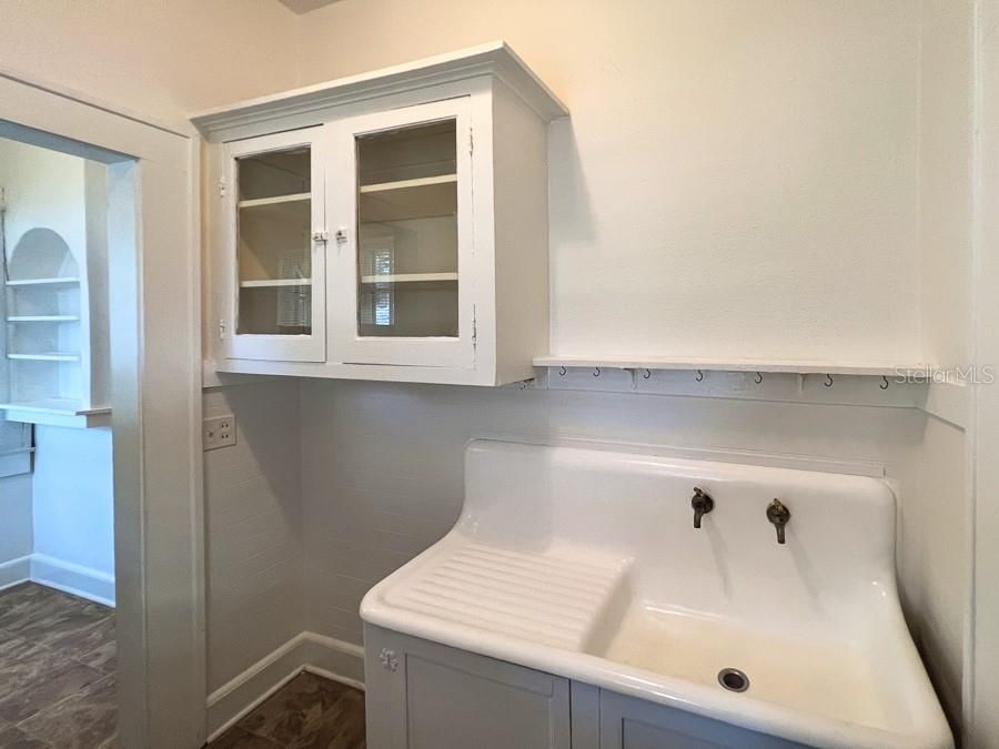 For Rent: $1,175 (1 beds, 1 baths, 850 Square Feet)