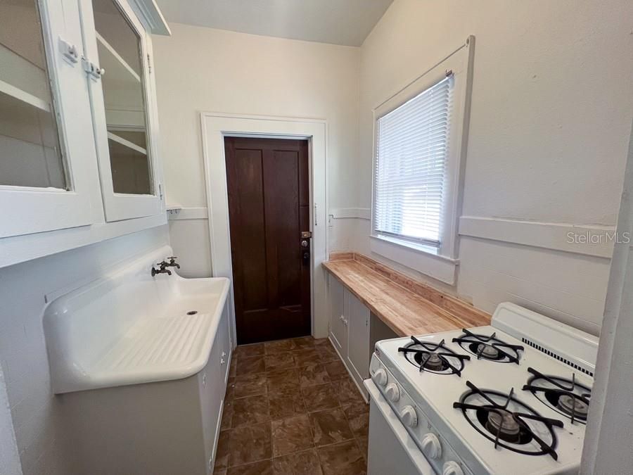 For Rent: $1,175 (1 beds, 1 baths, 850 Square Feet)