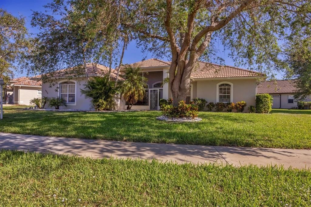 For Sale: $599,000 (3 beds, 2 baths, 1985 Square Feet)