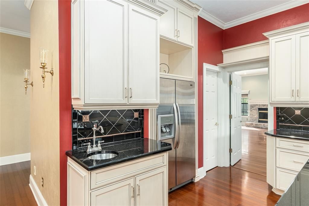 CONVENIENT WET BAR IN KITCHEN