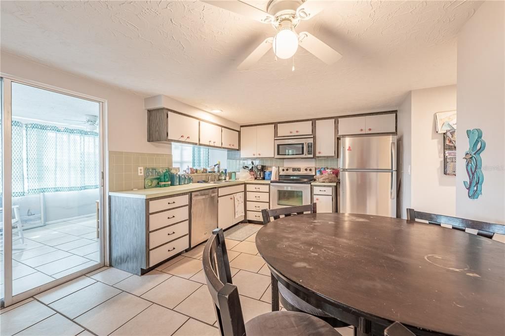 For Sale: $245,000 (2 beds, 2 baths, 1096 Square Feet)