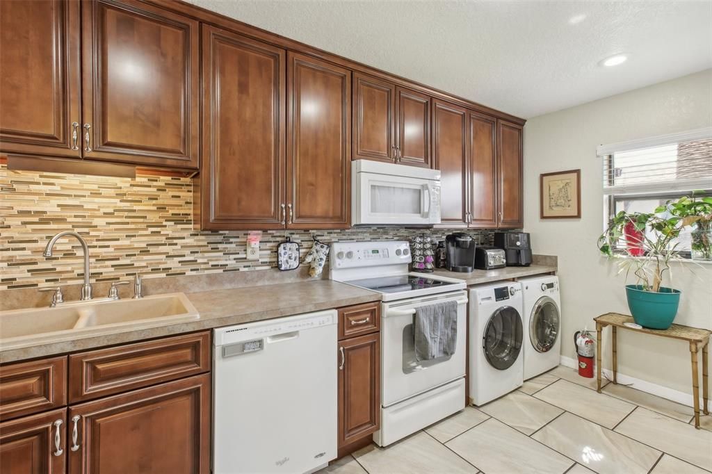 For Sale: $179,900 (2 beds, 2 baths, 1326 Square Feet)