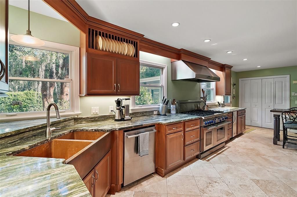 Kitchen w/stunning granite