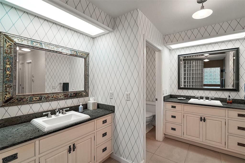 Master bath w/dual vanities