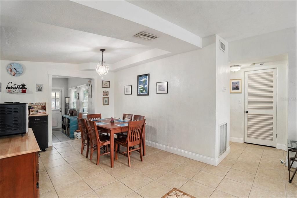 For Sale: $350,000 (3 beds, 1 baths, 1241 Square Feet)