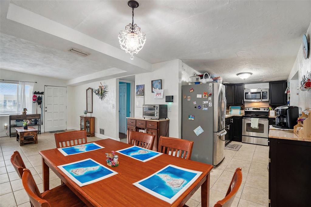 For Sale: $350,000 (3 beds, 1 baths, 1241 Square Feet)