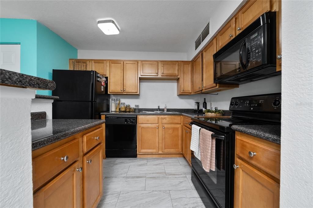 For Rent: $1,800 (2 beds, 2 baths, 924 Square Feet)