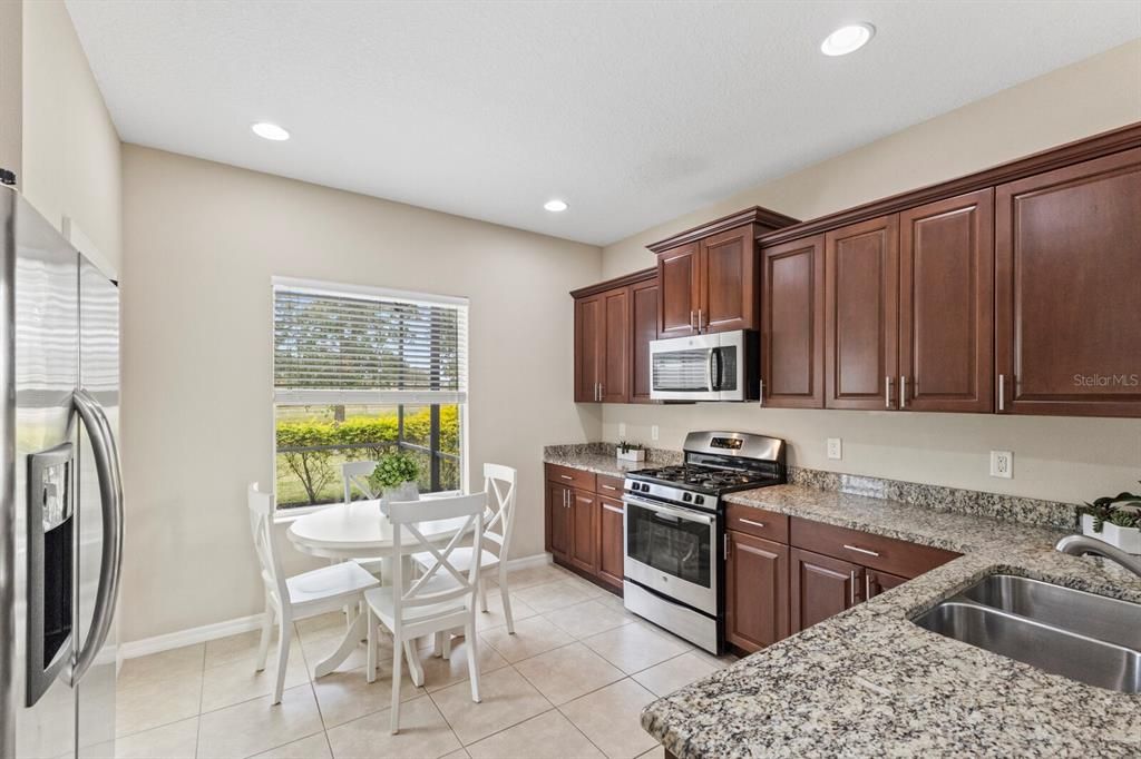 For Sale: $339,900 (2 beds, 2 baths, 1161 Square Feet)