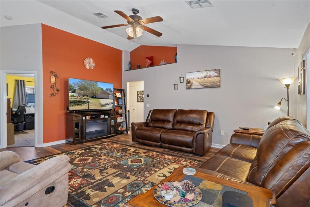 For Sale: $347,000 (4 beds, 2 baths, 1787 Square Feet)