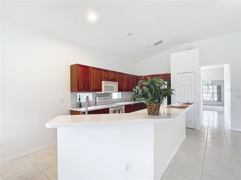 For Sale: $320,000 (2 beds, 2 baths, 1598 Square Feet)