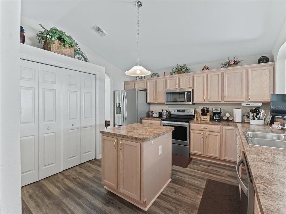 Kitchen w/Whirlpool stainless appliances