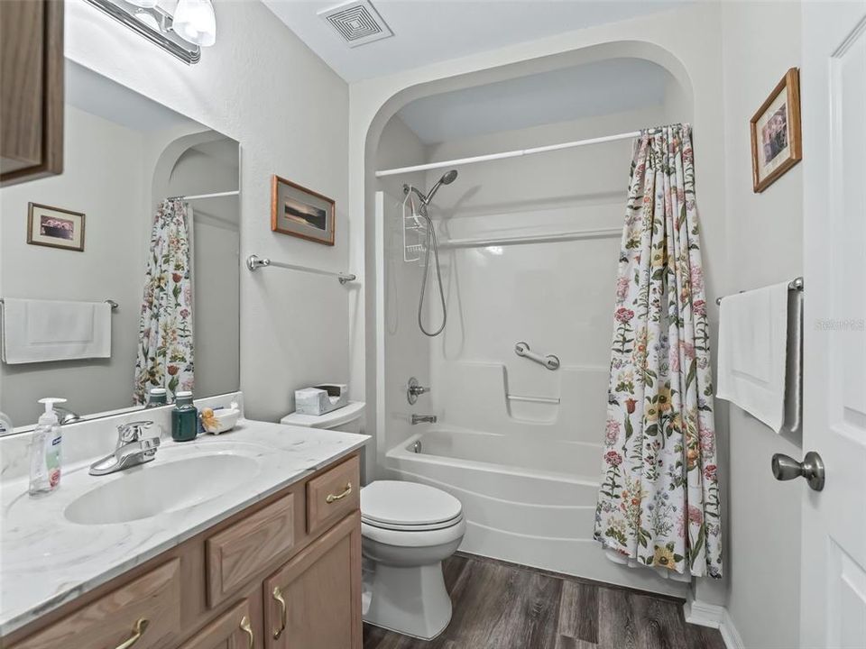 Guest bathroom w/Tub & shower combination