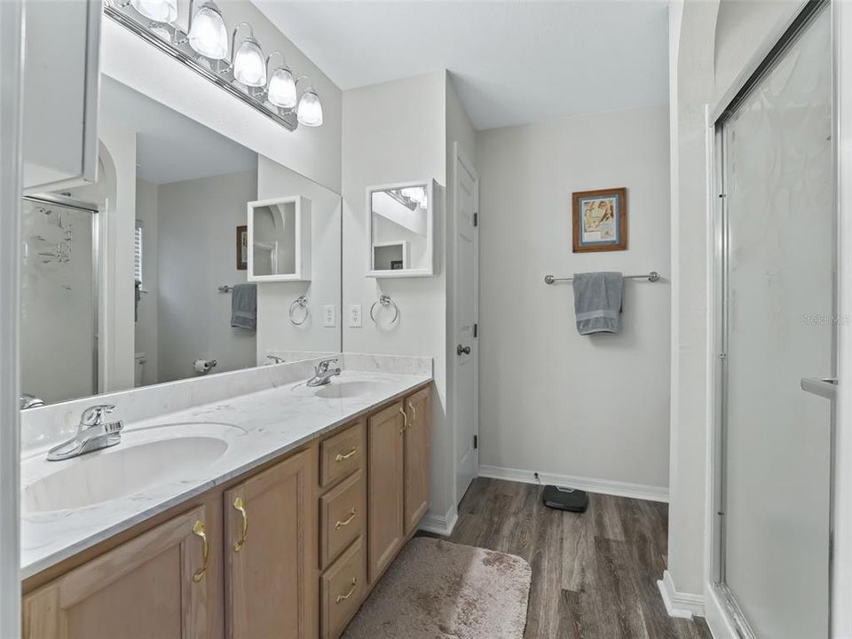 En suite w/Large vanity & 2 sinks!