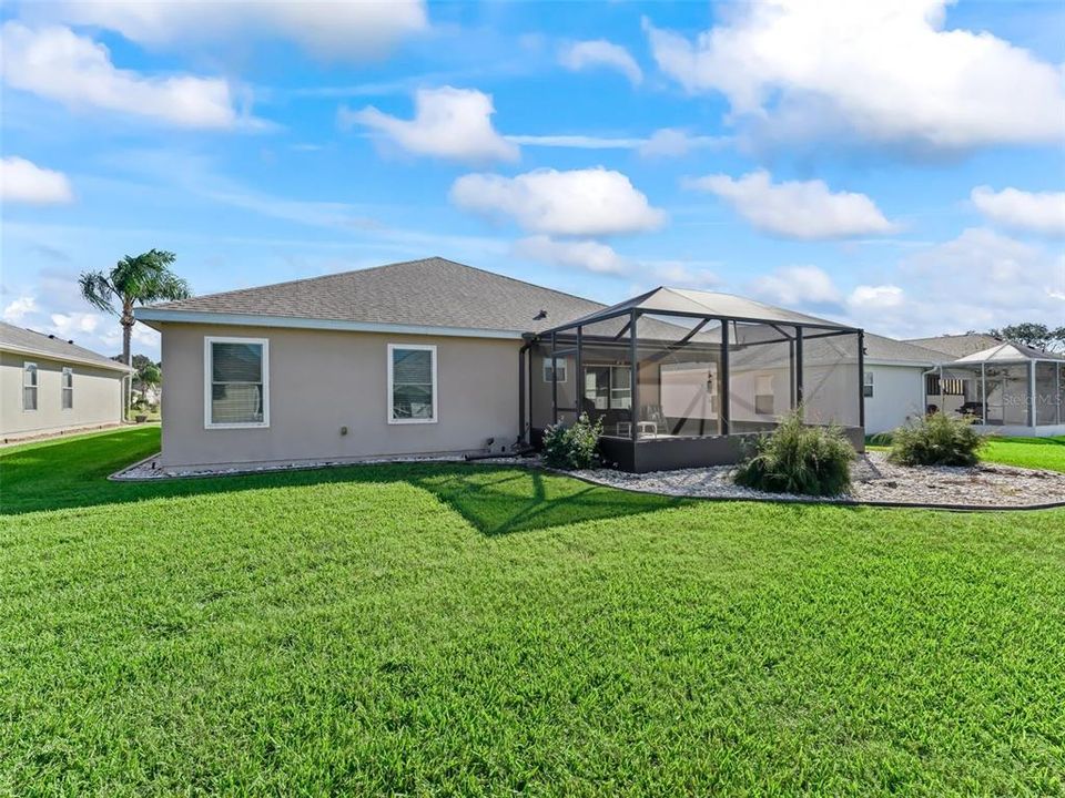 Beautiful backyard w/access to birdcage