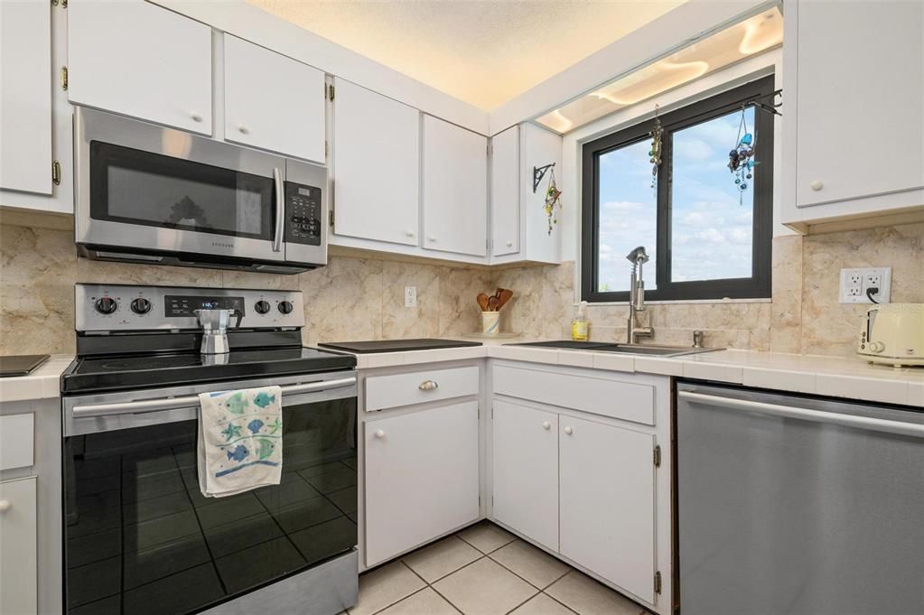 For Sale: $439,500 (2 beds, 2 baths, 1016 Square Feet)