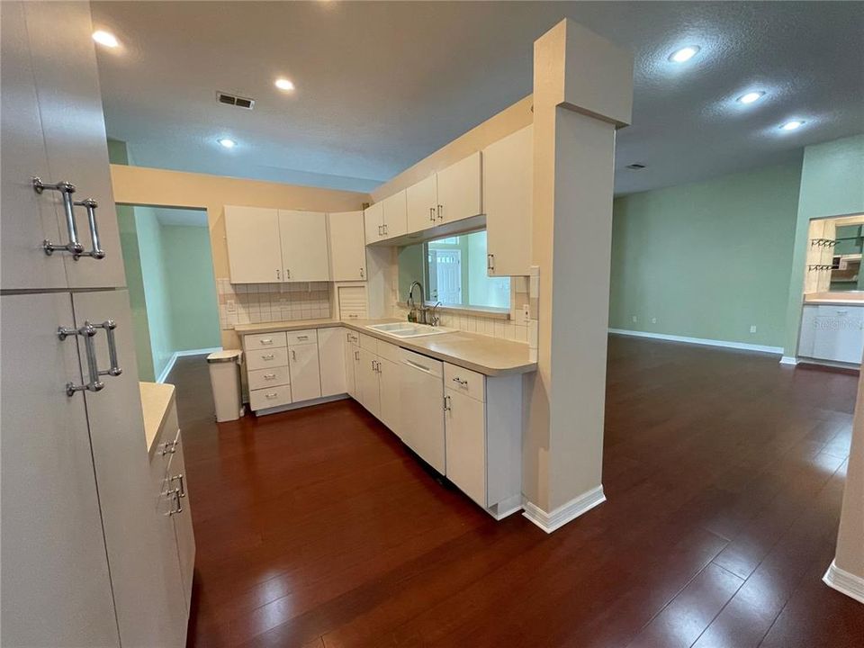 For Rent: $2,150 (3 beds, 2 baths, 2159 Square Feet)