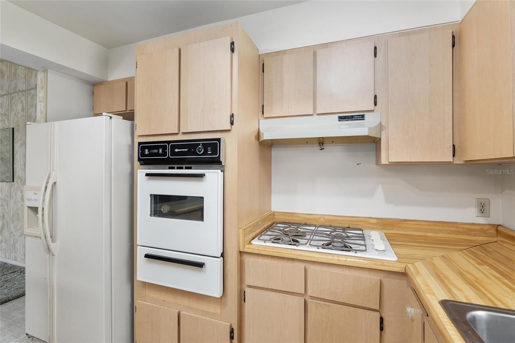 For Sale: $265,000 (2 beds, 1 baths, 1161 Square Feet)