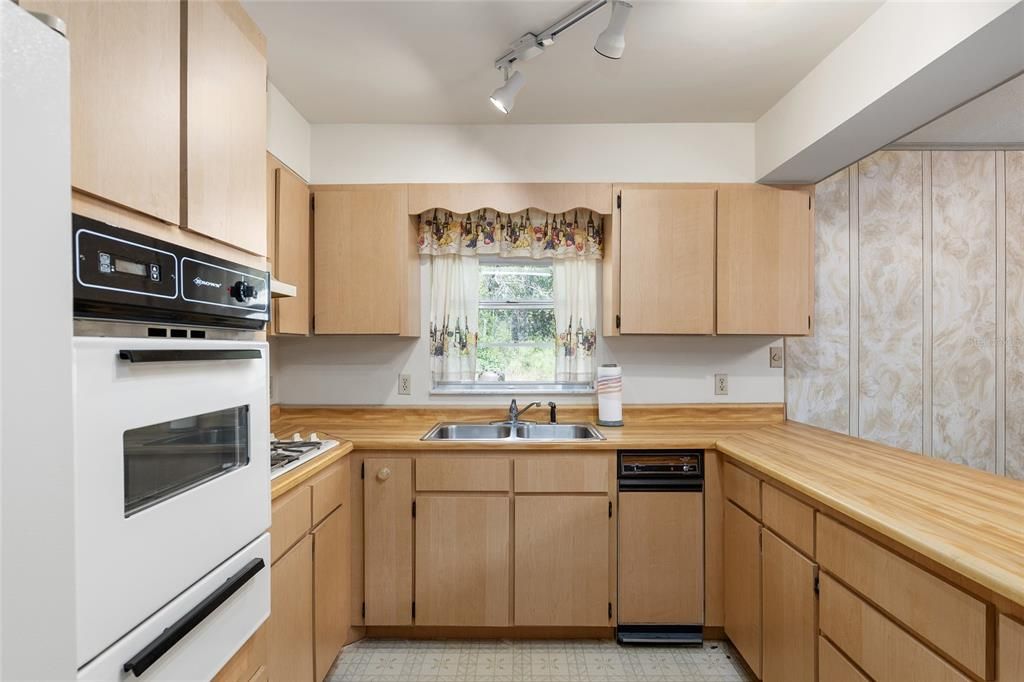 For Sale: $265,000 (2 beds, 1 baths, 1161 Square Feet)