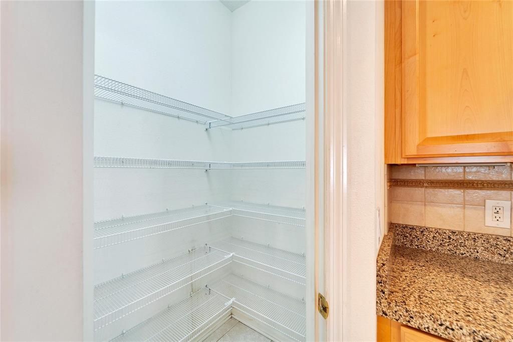 TB8320775 - Walk-in Pantry