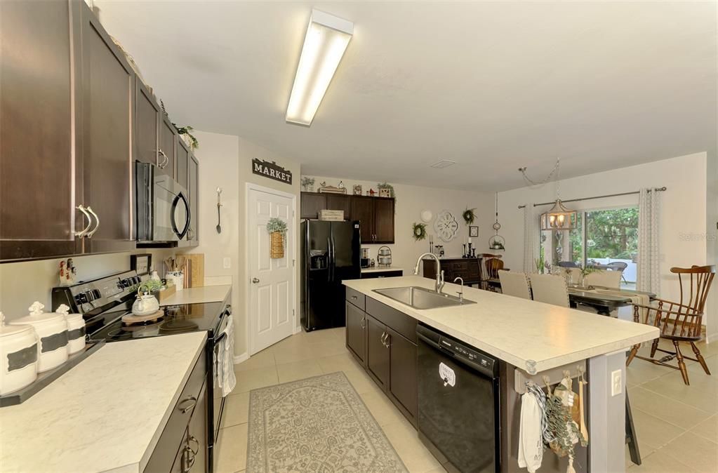 For Sale: $399,900 (4 beds, 2 baths, 1812 Square Feet)