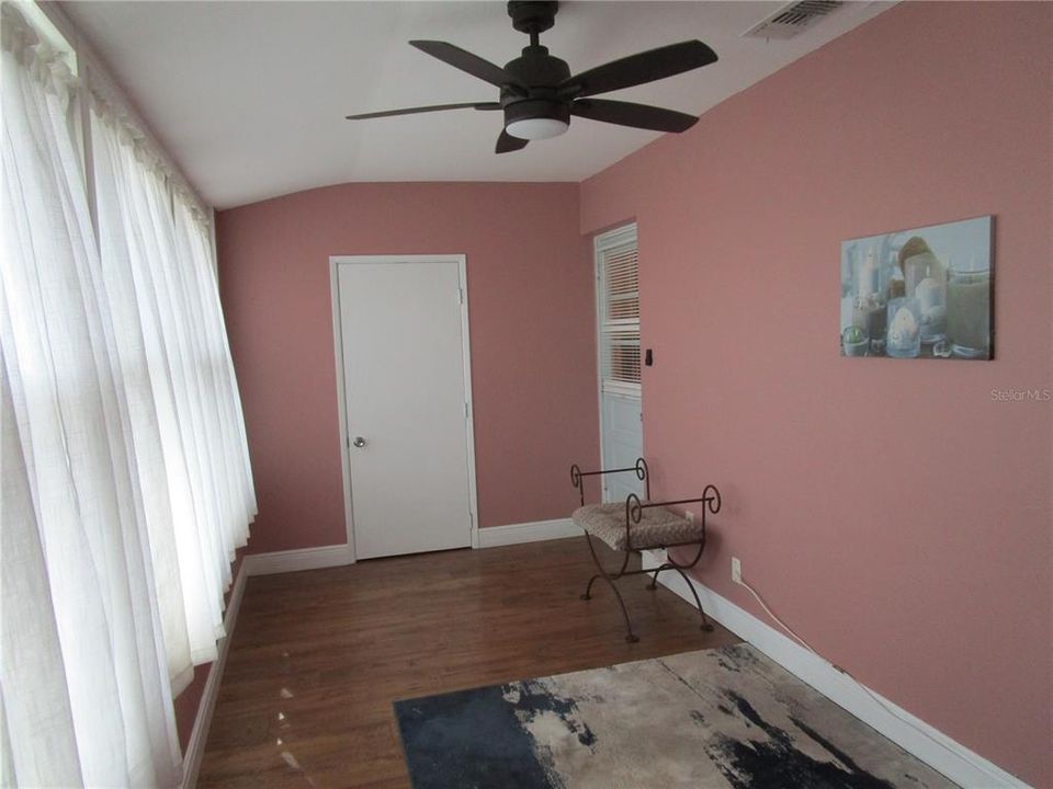 For Sale: $169,900 (2 beds, 2 baths, 880 Square Feet)