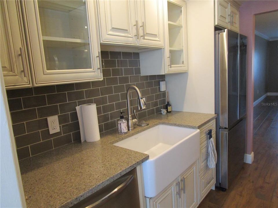 For Sale: $169,900 (2 beds, 2 baths, 880 Square Feet)