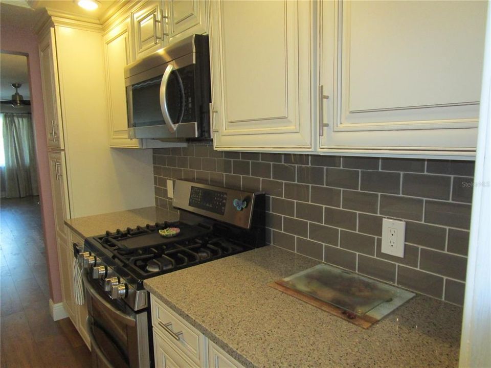 For Sale: $169,900 (2 beds, 2 baths, 880 Square Feet)