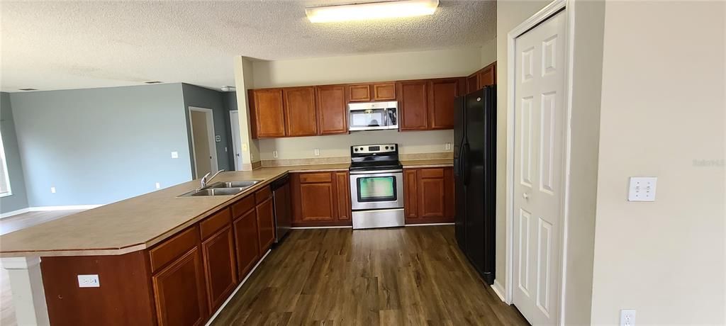 For Rent: $2,200 (4 beds, 2 baths, 2847 Square Feet)