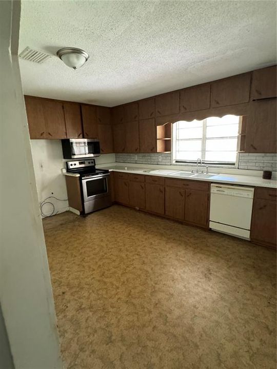 For Rent: $1,699 (3 beds, 2 baths, 1230 Square Feet)