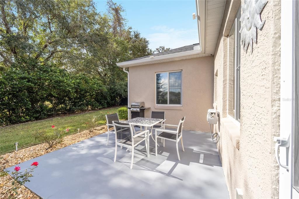 Outdoor Patio/Fenced Yard