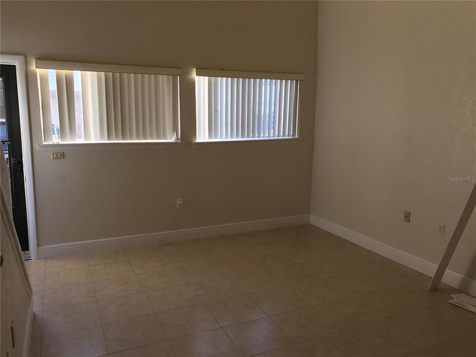 For Rent: $1,000 (1 beds, 1 baths, 762 Square Feet)